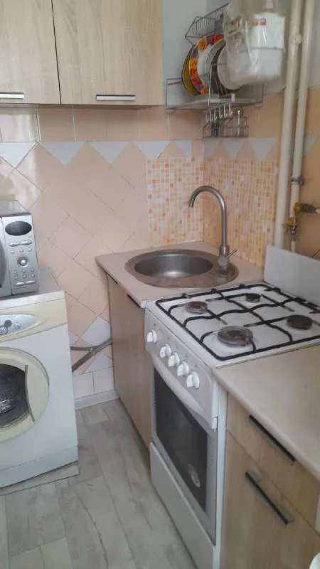 сдам однокомнатную квартиру на долгий срок в донецке, калининский район, бул. шевченко. квартира на третьем этаже, мебель и бытовая техника вся. вода по графику. есть емкость для воды на 260 литров. 27 тыс плюс ком. услуги. +79493562510 - фотография - 5