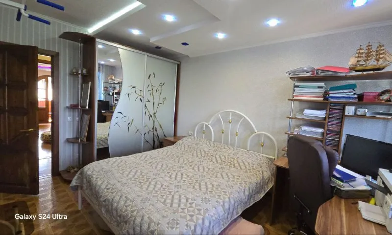 продам трехкомнатную квартиру 🌇донецк, ул. петровского, 126а (центр текстильщика, ориентиры: пту №22, налоговая, автомойка "леманс"). 📍 ✅друзья, если вы ищете квартиру с дорогим и качественным ремонтом — это именно то, что вам нужно! ✨ свежий ремонт 2022 года с использованием премиальных материалов: ✔ натуральный мрамор в санузле ✔ деревянные окна (столярка) ✔ межкомнатные двери из массива ✔ натяжные потолки ✔ кафель на кухне. .. овый холодильник, кондиционер посудомоечная машина качественная мебель (почти вся остаётся!). 🏙 развитая инфраструктура! рядом с домом: ✔ остановка, магазины, аптека автомойка, рынок, детский сад, школа 💰 цена: 6.3 млн руб. + торг! 📲☎️+7949 451 3060 (александр, топ-риелтор днр) 📩 telegram — если не дозвонились из-за связи. подписаться  |  дать объявление - фотография - 3