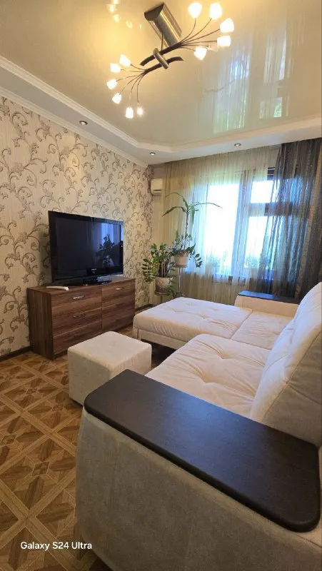 продам трехкомнатную квартиру 🌇донецк, ул. петровского, 126а (центр текстильщика, ориентиры: пту №22, налоговая, автомойка "леманс"). 📍 ✅друзья, если вы ищете квартиру с дорогим и качественным ремонтом — это именно то, что вам нужно! ✨ свежий ремонт 2022 года с использованием премиальных материалов: ✔ натуральный мрамор в санузле ✔ деревянные окна (столярка) ✔ межкомнатные двери из массива ✔ натяжные потолки ✔ кафель на кухне. .. овый холодильник, кондиционер посудомоечная машина качественная мебель (почти вся остаётся!). 🏙 развитая инфраструктура! рядом с домом: ✔ остановка, магазины, аптека автомойка, рынок, детский сад, школа 💰 цена: 6.3 млн руб. + торг! 📲☎️+7949 451 3060 (александр, топ-риелтор днр) 📩 telegram — если не дозвонились из-за связи. подписаться  |  дать объявление - фотография - 5