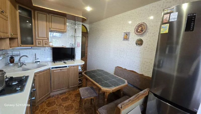 продам трехкомнатную квартиру 🌇донецк, ул. петровского, 126а (центр текстильщика, ориентиры: пту №22, налоговая, автомойка "леманс"). 📍 ✅друзья, если вы ищете квартиру с дорогим и качественным ремонтом — это именно то, что вам нужно! ✨ свежий ремонт 2022 года с использованием премиальных материалов: ✔ натуральный мрамор в санузле ✔ деревянные окна (столярка) ✔ межкомнатные двери из массива ✔ натяжные потолки ✔ кафель на кухне. .. овый холодильник, кондиционер посудомоечная машина качественная мебель (почти вся остаётся!). 🏙 развитая инфраструктура! рядом с домом: ✔ остановка, магазины, аптека автомойка, рынок, детский сад, школа 💰 цена: 6.3 млн руб. + торг! 📲☎️+7949 451 3060 (александр, топ-риелтор днр) 📩 telegram — если не дозвонились из-за связи. подписаться  |  дать объявление - фотография - 7