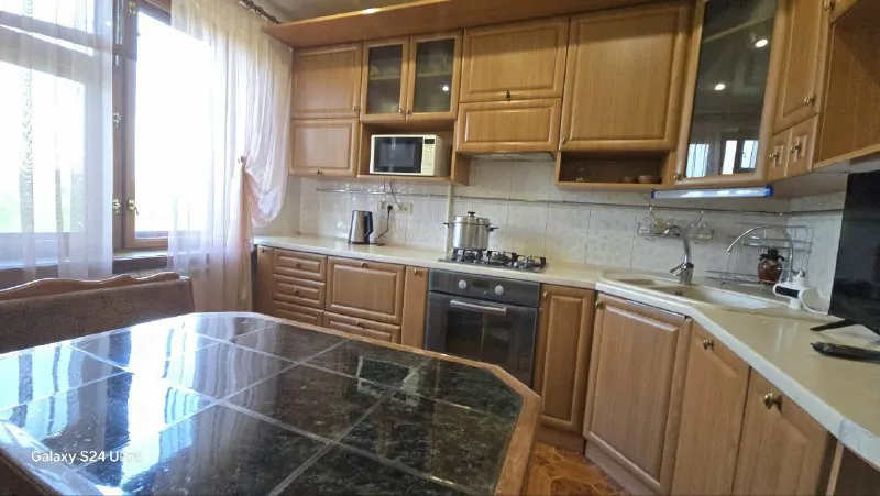 продам трехкомнатную квартиру 🌇донецк, ул. петровского, 126а (центр текстильщика, ориентиры: пту №22, налоговая, автомойка "леманс"). 📍 ✅друзья, если вы ищете квартиру с дорогим и качественным ремонтом — это именно то, что вам нужно! ✨ свежий ремонт 2022 года с использованием премиальных материалов: ✔ натуральный мрамор в санузле ✔ деревянные окна (столярка) ✔ межкомнатные двери из массива ✔ натяжные потолки ✔ кафель на кухне. .. овый холодильник, кондиционер посудомоечная машина качественная мебель (почти вся остаётся!). 🏙 развитая инфраструктура! рядом с домом: ✔ остановка, магазины, аптека автомойка, рынок, детский сад, школа 💰 цена: 6.3 млн руб. + торг! 📲☎️+7949 451 3060 (александр, топ-риелтор днр) 📩 telegram — если не дозвонились из-за связи. подписаться  |  дать объявление - фотография - 8