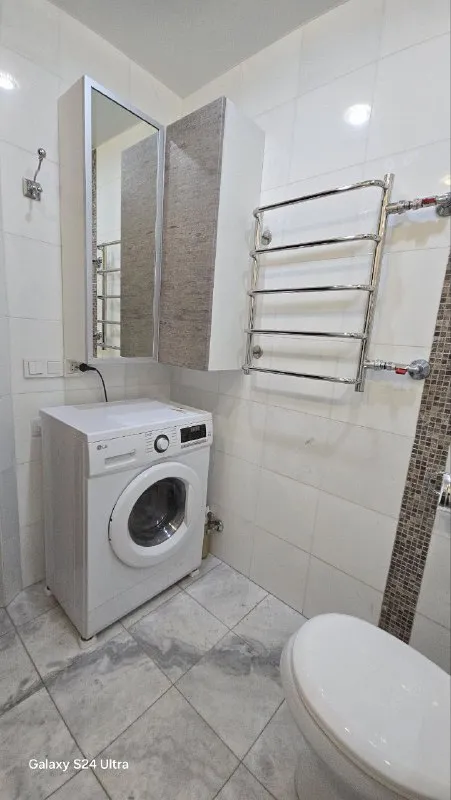 продам трехкомнатную квартиру 🌇донецк, ул. петровского, 126а (центр текстильщика, ориентиры: пту №22, налоговая, автомойка "леманс"). 📍 ✅друзья, если вы ищете квартиру с дорогим и качественным ремонтом — это именно то, что вам нужно! ✨ свежий ремонт 2022 года с использованием премиальных материалов: ✔ натуральный мрамор в санузле ✔ деревянные окна (столярка) ✔ межкомнатные двери из массива ✔ натяжные потолки ✔ кафель на кухне. .. овый холодильник, кондиционер посудомоечная машина качественная мебель (почти вся остаётся!). 🏙 развитая инфраструктура! рядом с домом: ✔ остановка, магазины, аптека автомойка, рынок, детский сад, школа 💰 цена: 6.3 млн руб. + торг! 📲☎️+7949 451 3060 (александр, топ-риелтор днр) 📩 telegram — если не дозвонились из-за связи. подписаться  |  дать объявление - фотография - 9