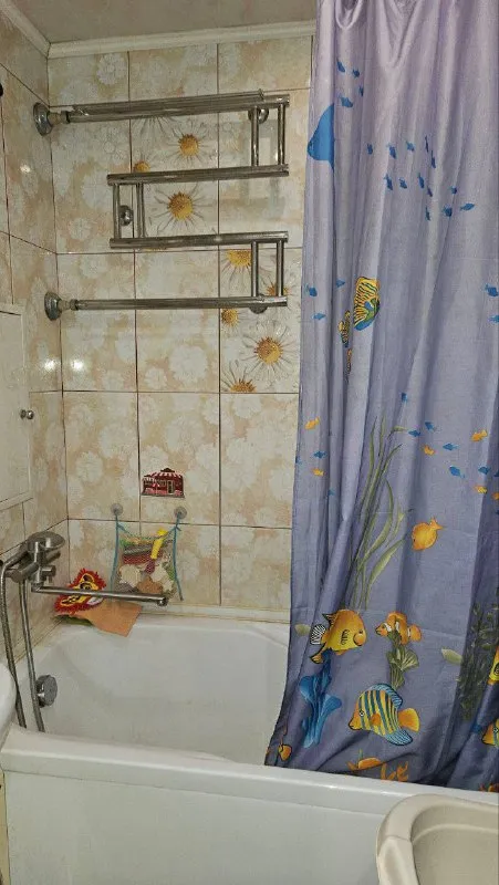 ‼️продажа! мед. университет ‼️ отличная 3х комнатная квартира в центре калининского района. магазин «грузия», в 5 минутах медицинский университет. этажность 6/9ти, площадь 62кв. м. дом осмд, кирпич! квартира с раздельными спальнями, раздельный санузел. в квартире сделан ремонт, окна пластиковые, обновлены радиаторы, заменены стояки отопления и воды, потолки экологически чистый гипсокартон( с подсветкой). квартира двухсторонняя, 2 балкона! оба застеклены рамы-дерево. шикарное местоположение дома. прекрасный двор, 2 новые детские площадки. остановки транспорта, супермаркеты, рынок славянский- всё рядом ! в шаговой доступности-гимназия номер 12, медуниверситет, больница калинина! документы готовы! цена 6,900,000 + торг реальному покупателю. больше информации и фото по телефону +79494181407 галина ан +79493282386 ольга ан - фотография - 7