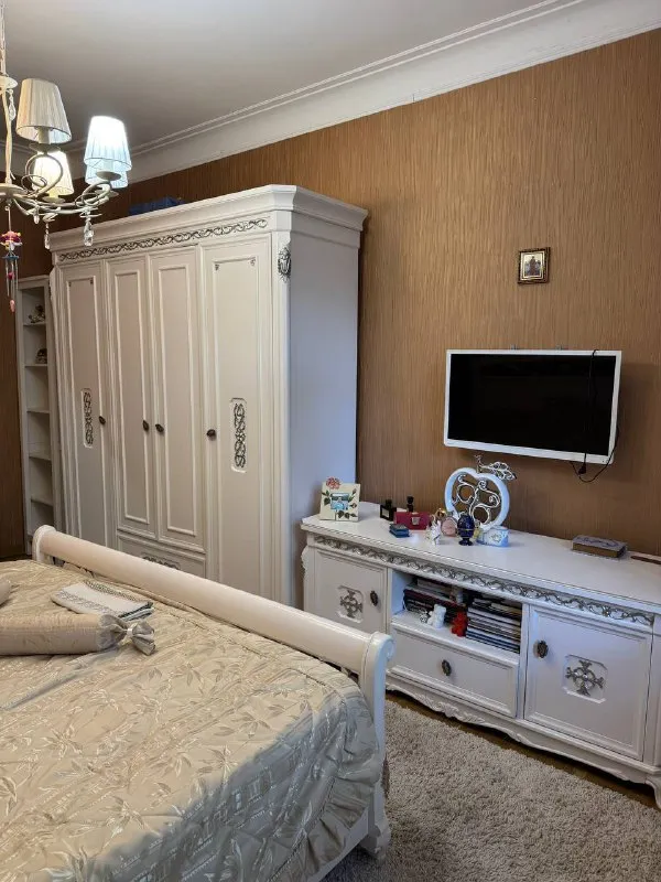 цена снижена ! отличная квартира продам 2 ком квартиру киевский район (за веткой₽) трудовой аллеи 12 остановка «киевский исполком» этаж 1/3 высокий цоколь общая площадь 56 крупногабартная студия, пластиковые окна, решетки, не угловая евро ремонт встроенная кухня, мебель, техника все остаётся есть сухой подвал документы готовы фотографии реальные собственник в донецке 5 000 000₽ +79494113097 @as_01vva telegram - фотография - 6