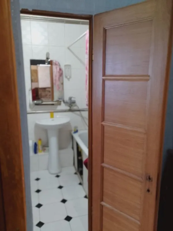 продам 2х комнатную квартиру 📍мкр-он текстильщик в кировском р-не донецка универсам "обжора" 7/9 эт. дома 47.7/30/7.4м ✅комнаты раздельно ✅с/у совмещён ✅лоджия ✅состояние хорошее все что на фото остаётся✅ квартира в росреестре, прописанных о, свободная цена 4.5.. .. эл-во без перебоев, вода всегда по графику, зимой тепло. устроит кв. непременно договоримся, ,,, с настоящим покупателем о цене самое выгодное расположение для сдачи и удобное для проживания не дозвонились пишите, наберу +79497428596 с ув. собственник - фотография - 4