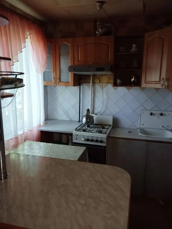 сдаётся двухкомнатная квартира, город харцызск, район черёмушки, мкр. металлургов дом 6,второй этаж пятиэтажного дома, окна пластиковые, балкон остекленный, с мебелью и бытовой техникой. состояние жилое, хорошое. подъезд чистый, ухоженный. цена 20.000₽+коммунальные платежи, на долгий срок. по вопросам тел. (+7 (949) 323-98-42)комментарии не читаю dexter decinsun - фотография - 5