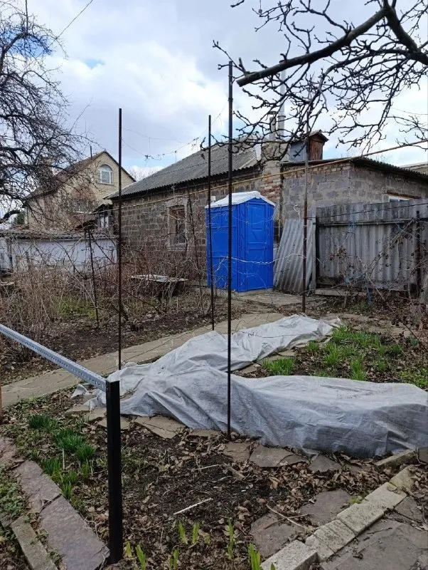 ‼️продажа дома‼️ 🏡продаётся дом г. донецк днр киевский р-н (гладковка) ✅общая площадь дома 60 м2 ✅дом состоит из четырех комнат, кухни и прихожей ✅высота потолков 3 м. канализация центральная, всё подключено ✅туалет на улице на участке есть огород частично остаётся мебель есть гараж. ✅рядом с домом школа, детский садик, остановка общественного транспорта 🧾документы готовы 🔥собственник 💴цена: 4🍋000.000 рублей ☎️+7(949) 423-75-21 📨подписаться - фотография - 2