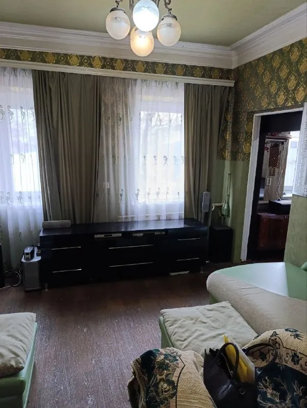 ‼️продажа дома‼️ 🏡продаётся дом г. донецк днр киевский р-н (гладковка) ✅общая площадь дома 60 м2 ✅дом состоит из четырех комнат, кухни и прихожей ✅высота потолков 3 м. канализация центральная, всё подключено ✅туалет на улице на участке есть огород частично остаётся мебель есть гараж. ✅рядом с домом школа, детский садик, остановка общественного транспорта 🧾документы готовы 🔥собственник 💴цена: 4🍋000.000 рублей ☎️+7(949) 423-75-21 📨подписаться - фотография - 3