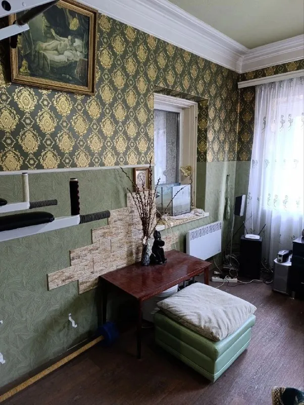 ‼️продажа дома‼️ 🏡продаётся дом г. донецк днр киевский р-н (гладковка) ✅общая площадь дома 60 м2 ✅дом состоит из четырех комнат, кухни и прихожей ✅высота потолков 3 м. канализация центральная, всё подключено ✅туалет на улице на участке есть огород частично остаётся мебель есть гараж. ✅рядом с домом школа, детский садик, остановка общественного транспорта 🧾документы готовы 🔥собственник 💴цена: 4🍋000.000 рублей ☎️+7(949) 423-75-21 📨подписаться - фотография - 4