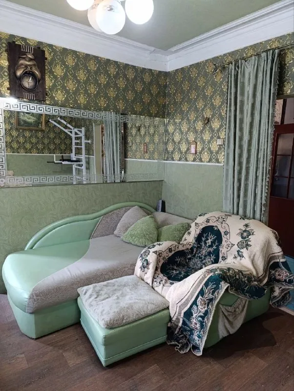 ‼️продажа дома‼️ 🏡продаётся дом г. донецк днр киевский р-н (гладковка) ✅общая площадь дома 60 м2 ✅дом состоит из четырех комнат, кухни и прихожей ✅высота потолков 3 м. канализация центральная, всё подключено ✅туалет на улице на участке есть огород частично остаётся мебель есть гараж. ✅рядом с домом школа, детский садик, остановка общественного транспорта 🧾документы готовы 🔥собственник 💴цена: 4🍋000.000 рублей ☎️+7(949) 423-75-21 📨подписаться - фотография - 5