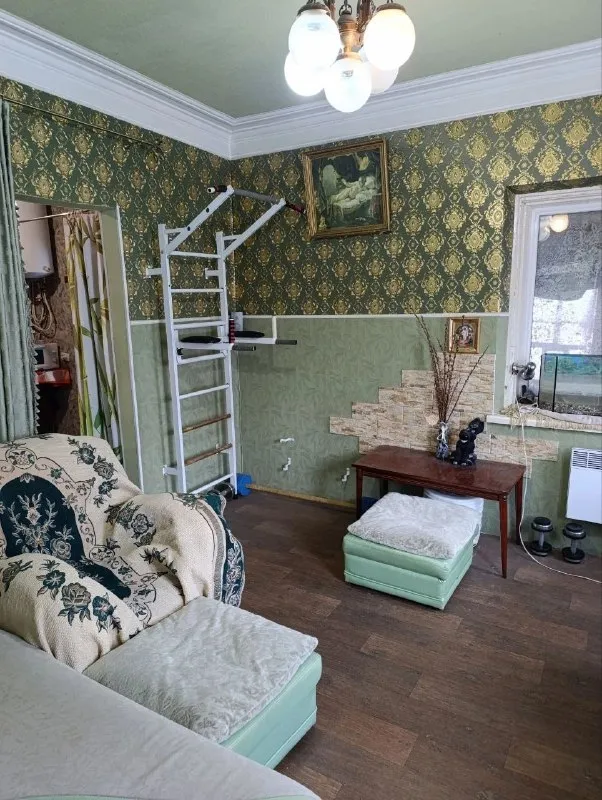 ‼️продажа дома‼️ 🏡продаётся дом г. донецк днр киевский р-н (гладковка) ✅общая площадь дома 60 м2 ✅дом состоит из четырех комнат, кухни и прихожей ✅высота потолков 3 м. канализация центральная, всё подключено ✅туалет на улице на участке есть огород частично остаётся мебель есть гараж. ✅рядом с домом школа, детский садик, остановка общественного транспорта 🧾документы готовы 🔥собственник 💴цена: 4🍋000.000 рублей ☎️+7(949) 423-75-21 📨подписаться - фотография - 6