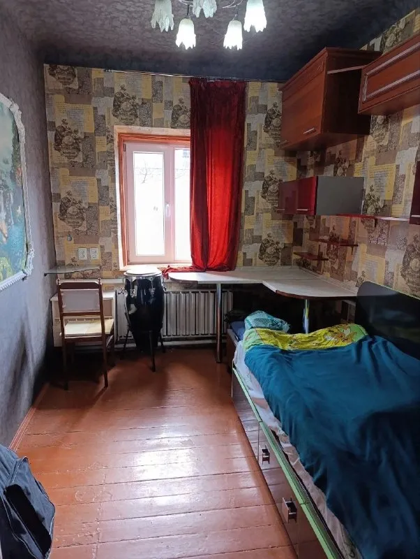 ‼️продажа дома‼️ 🏡продаётся дом г. донецк днр киевский р-н (гладковка) ✅общая площадь дома 60 м2 ✅дом состоит из четырех комнат, кухни и прихожей ✅высота потолков 3 м. канализация центральная, всё подключено ✅туалет на улице на участке есть огород частично остаётся мебель есть гараж. ✅рядом с домом школа, детский садик, остановка общественного транспорта 🧾документы готовы 🔥собственник 💴цена: 4🍋000.000 рублей ☎️+7(949) 423-75-21 📨подписаться - фотография - 7