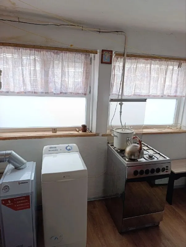 ‼️продажа дома‼️ 🏡продаётся дом г. донецк днр киевский р-н (гладковка) ✅общая площадь дома 60 м2 ✅дом состоит из четырех комнат, кухни и прихожей ✅высота потолков 3 м. канализация центральная, всё подключено ✅туалет на улице на участке есть огород частично остаётся мебель есть гараж. ✅рядом с домом школа, детский садик, остановка общественного транспорта 🧾документы готовы 🔥собственник 💴цена: 4🍋000.000 рублей ☎️+7(949) 423-75-21 📨подписаться - фотография - 8