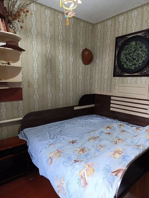 ‼️продажа дома‼️ 🏡продаётся дом г. донецк днр киевский р-н (гладковка) ✅общая площадь дома 60 м2 ✅дом состоит из четырех комнат, кухни и прихожей ✅высота потолков 3 м. канализация центральная, всё подключено ✅туалет на улице на участке есть огород частично остаётся мебель есть гараж. ✅рядом с домом школа, детский садик, остановка общественного транспорта 🧾документы готовы 🔥собственник 💴цена: 4🍋000.000 рублей ☎️+7(949) 423-75-21 📨подписаться - фотография - 9