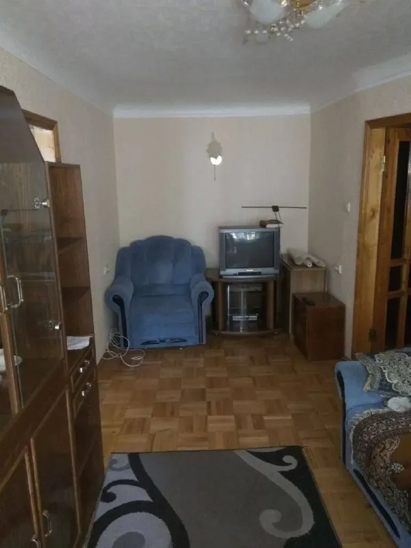 Продам двухкомнатную квартиру 🌇донецк, центр города, ворошиловский район, ул. Щорса/маяковича, рядом парк щербакова. 📍 ✅этажность 3/5ти, дом кирпич, комнаты смежные, не угловая! ✅новая газовая колонка, всё остаётся! 💦напор воды хороший, зимой в квартире тепло! ✅чистый подъезд, хорошие соседи. 📑документы в процессе 💰цена 4 100 000 ₽ + торг! 🔑ключи в агентстве! 📲☎️+79493268382 виктория ан подписаться  |  дать объявление - фотография - 3