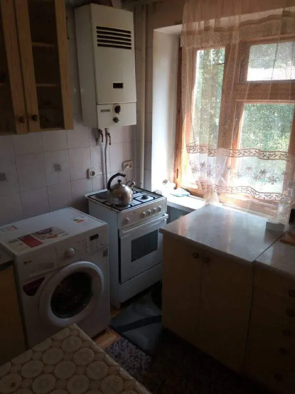 Продам двухкомнатную квартиру 🌇донецк, центр города, ворошиловский район, ул. Щорса/маяковича, рядом парк щербакова. 📍 ✅этажность 3/5ти, дом кирпич, комнаты смежные, не угловая! ✅новая газовая колонка, всё остаётся! 💦напор воды хороший, зимой в квартире тепло! ✅чистый подъезд, хорошие соседи. 📑документы в процессе 💰цена 4 100 000 ₽ + торг! 🔑ключи в агентстве! 📲☎️+79493268382 виктория ан подписаться  |  дать объявление - фотография - 5