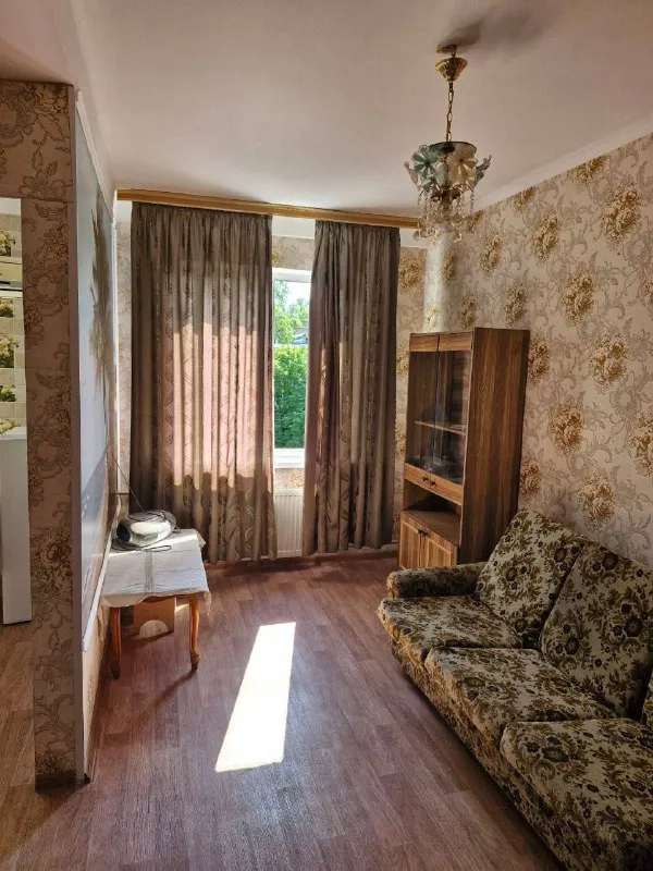 Продажа двухкомнатной квартиры 🌇донецк, проспект кремлёвский📍 ✅этажность 5/5ти. ✅площадь жилая 27, кухня 6,4. ✅комнаты раздельные, с/у совмещен. ❗️ванны нет, сняли, ремонт свежий, подъезд чистый, живут во всех квартирах. ✅крышу полностью делали новую, всю проводку и трубы провели, новые во всем доме. 💰цена 2 миллиона ₽ 🔥 📑 документы российские. 📲☎️+79494181407 галина ан подписаться  |  дать объявление - фотография - 2