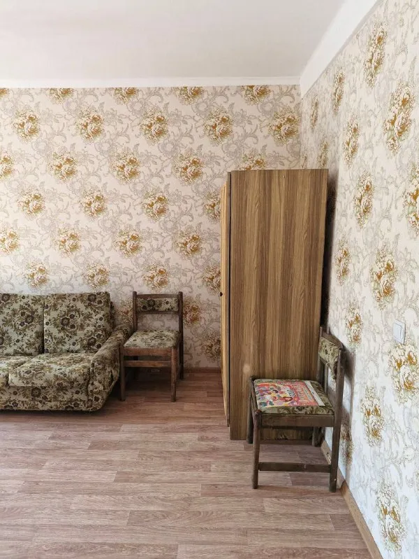 Продажа двухкомнатной квартиры 🌇донецк, проспект кремлёвский📍 ✅этажность 5/5ти. ✅площадь жилая 27, кухня 6,4. ✅комнаты раздельные, с/у совмещен. ❗️ванны нет, сняли, ремонт свежий, подъезд чистый, живут во всех квартирах. ✅крышу полностью делали новую, всю проводку и трубы провели, новые во всем доме. 💰цена 2 миллиона ₽ 🔥 📑 документы российские. 📲☎️+79494181407 галина ан подписаться  |  дать объявление - фотография - 3