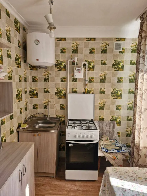 Продажа двухкомнатной квартиры 🌇донецк, проспект кремлёвский📍 ✅этажность 5/5ти. ✅площадь жилая 27, кухня 6,4. ✅комнаты раздельные, с/у совмещен. ❗️ванны нет, сняли, ремонт свежий, подъезд чистый, живут во всех квартирах. ✅крышу полностью делали новую, всю проводку и трубы провели, новые во всем доме. 💰цена 2 миллиона ₽ 🔥 📑 документы российские. 📲☎️+79494181407 галина ан подписаться  |  дать объявление - фотография - 7