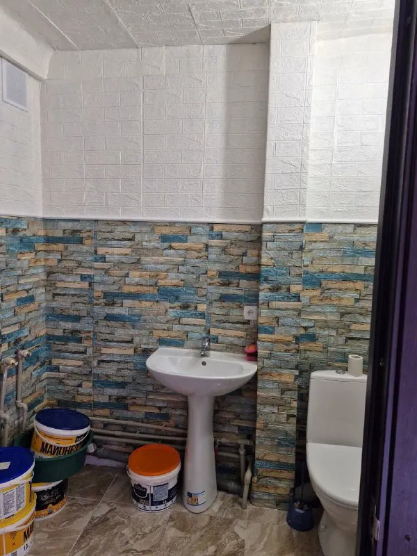 Продажа двухкомнатной квартиры 🌇донецк, проспект кремлёвский📍 ✅этажность 5/5ти. ✅площадь жилая 27, кухня 6,4. ✅комнаты раздельные, с/у совмещен. ❗️ванны нет, сняли, ремонт свежий, подъезд чистый, живут во всех квартирах. ✅крышу полностью делали новую, всю проводку и трубы провели, новые во всем доме. 💰цена 2 миллиона ₽ 🔥 📑 документы российские. 📲☎️+79494181407 галина ан подписаться  |  дать объявление - фотография - 9