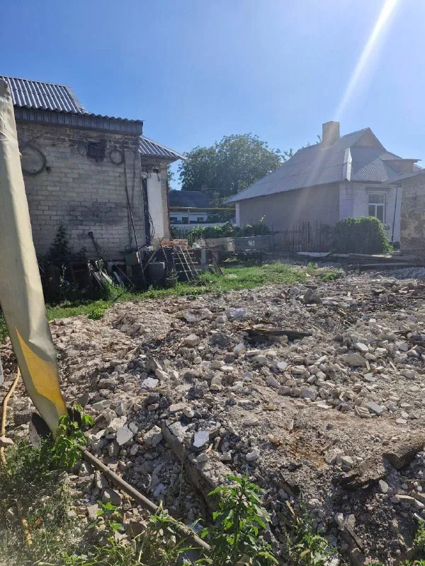 продажа частного 🏡 дома 🌇донецк, кировский район, питьевой ставок📍 ✅продается дом в состоянии перестройки с участком. ❗️участок не приватизирован. 💦вода и электричество заведены. 🌎12 соток. ✅общая площадь дома 106кв. м. ✅кирпич. 💰цена 2 500 000 ₽ 📲☎️+79494181407 галина ан подписаться | дать объявление - фотография - 2