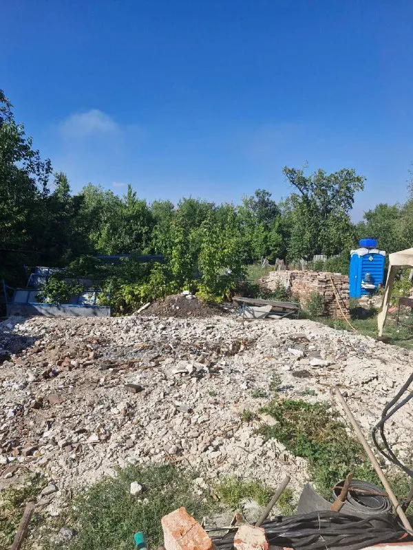 продажа частного 🏡 дома 🌇донецк, кировский район, питьевой ставок📍 ✅продается дом в состоянии перестройки с участком. ❗️участок не приватизирован. 💦вода и электричество заведены. 🌎12 соток. ✅общая площадь дома 106кв. м. ✅кирпич. 💰цена 2 500 000 ₽ 📲☎️+79494181407 галина ан подписаться | дать объявление - фотография - 3