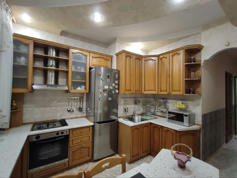 ворошиловский район бульвар пушкина 3к квартира 73 м2 4/5 10.5 млн рублей продам 3-комнатную квартиру площадью 73 кв. м на 4-м этаже пятиэтажного дома в элитном районе города. высота потолков составляет внушительные 3 метра, благодаря чему пространство кажется еще больше и свободнее. квартира выполнена в классическом стиле с добротным ремонтом, который сочетает в себе элегантность и качество. здесь вы найдете все необходимое для комфортного проживания: просторные комнаты, удобную планировку, качественные материалы отделки. это идеальный вариант для тех, кто ценит уют, комфорт и престиж. не упустите свой шанс приобрести эту замечательную квартиру! звоните прямо сейчас и записывайтесь на просмотр. +79493483448 - фотография - 6