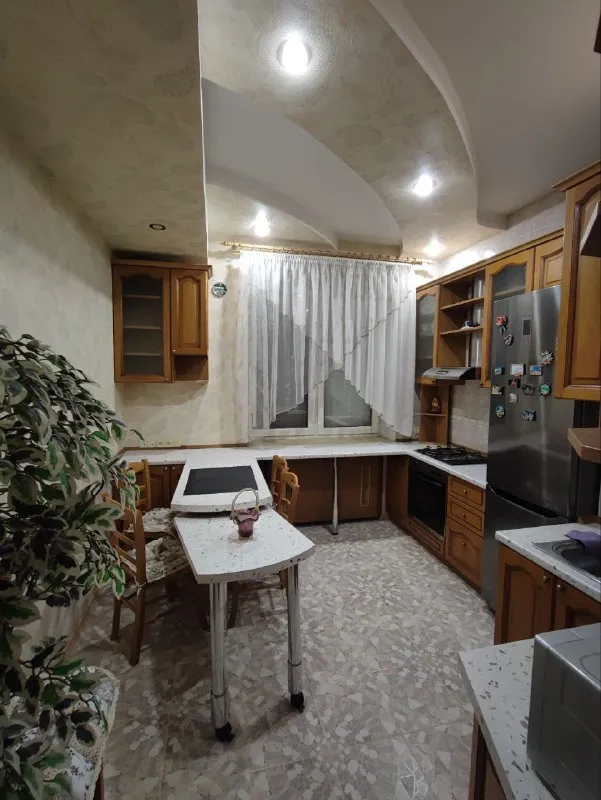 ворошиловский район бульвар пушкина 3к квартира 73 м2 4/5 10.5 млн рублей продам 3-комнатную квартиру площадью 73 кв. м на 4-м этаже пятиэтажного дома в элитном районе города. высота потолков составляет внушительные 3 метра, благодаря чему пространство кажется еще больше и свободнее. квартира выполнена в классическом стиле с добротным ремонтом, который сочетает в себе элегантность и качество. здесь вы найдете все необходимое для комфортного проживания: просторные комнаты, удобную планировку, качественные материалы отделки. это идеальный вариант для тех, кто ценит уют, комфорт и престиж. не упустите свой шанс приобрести эту замечательную квартиру! звоните прямо сейчас и записывайтесь на просмотр. +79493483448 - фотография - 7