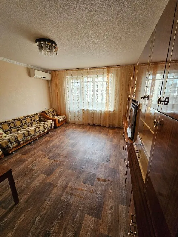 ‼️продажа квартиры‼️ 🏡продаётся 3-трехкомнатная квартира г. донецк днр ворошиловский р-н проспект комсомольский, район набережной, недалеко от площади ленина ✅этажность–5/9 жилого дома ✅общая площадь–65.1 м2 ✅кухня–10 м2 ✅комнаты раздельные, лоджия и балкон застеклены, две кладовые ✅в квартире и на лестничной площадке есть бойлер квартира продаётся с мебелью и техникой ✅удобная транспортная развязка, рядом магазины, школа, детский сад 🧾документы готовы 🔥собственник 💴цена: 8🍋500.000 рублей ☎️+7(949) 371-59-73 недвижимость днр - фотография - 2