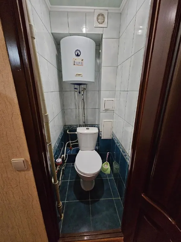 ‼️продажа квартиры‼️ 🏡продаётся 3-трехкомнатная квартира г. донецк днр ворошиловский р-н проспект комсомольский, район набережной, недалеко от площади ленина ✅этажность–5/9 жилого дома ✅общая площадь–65.1 м2 ✅кухня–10 м2 ✅комнаты раздельные, лоджия и балкон застеклены, две кладовые ✅в квартире и на лестничной площадке есть бойлер квартира продаётся с мебелью и техникой ✅удобная транспортная развязка, рядом магазины, школа, детский сад 🧾документы готовы 🔥собственник 💴цена: 8🍋500.000 рублей ☎️+7(949) 371-59-73 недвижимость днр - фотография - 8