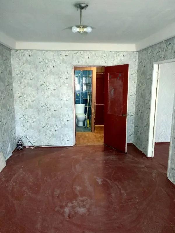 ‼️продажа квартиры‼️ 🏡продажа 3-х комн. квартиры от собственника г. харцызск днр мкр-н юбилейный, д.1 ✅1-й этаж ✅площадь квартиры–53.4 м2 ✅квартира не угловая, комнаты раздельные, зал проходной, сан узел совмещен, счетчик вода, электричество (электропечь), в доме стоит счетчик на отопление 💦вода по графику квартира под ремонт ✅в шаговой доступности: магазины, тц, школа, детские сады. 🧾документы рф готовы 🔥собственник 💴цена: 3🍋600.000 рублей торг‼️ ☎️+7(949) 333-86-18 📨подписаться - фотография - 4