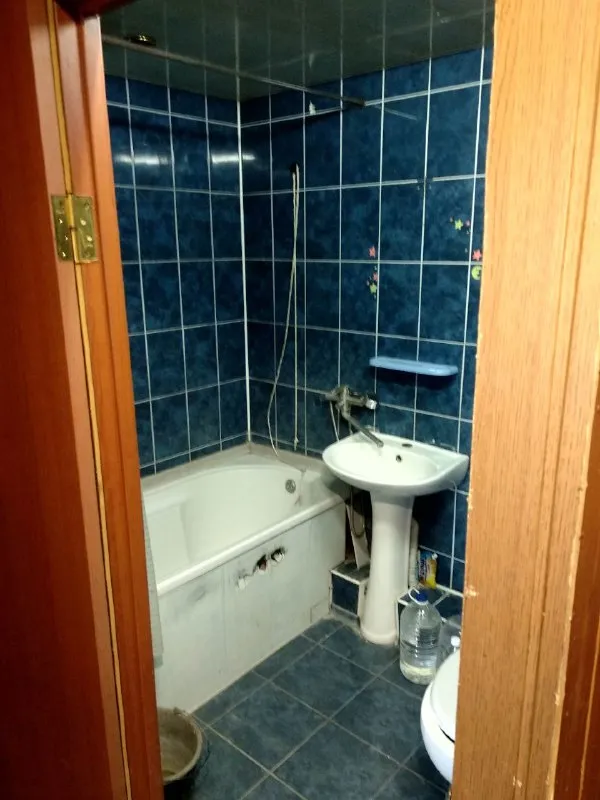 ‼️продажа квартиры‼️ 🏡продажа 3-х комн. квартиры от собственника г. харцызск днр мкр-н юбилейный, д.1 ✅1-й этаж ✅площадь квартиры–53.4 м2 ✅квартира не угловая, комнаты раздельные, зал проходной, сан узел совмещен, счетчик вода, электричество (электропечь), в доме стоит счетчик на отопление 💦вода по графику квартира под ремонт ✅в шаговой доступности: магазины, тц, школа, детские сады. 🧾документы рф готовы 🔥собственник 💴цена: 3🍋600.000 рублей торг‼️ ☎️+7(949) 333-86-18 📨подписаться - фотография - 9