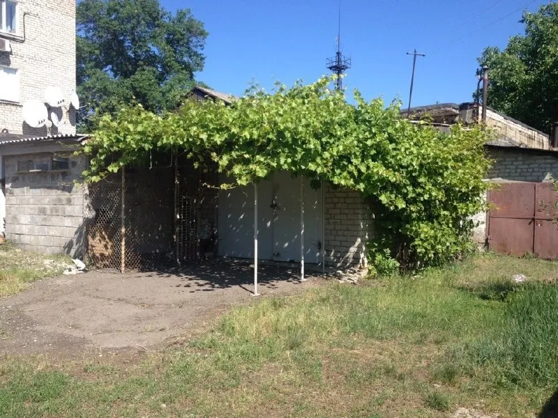 продается гараж в харцызске за военкоматом, с пристройкой. крыша перекрыта, подвал, электричество, е... - фотография