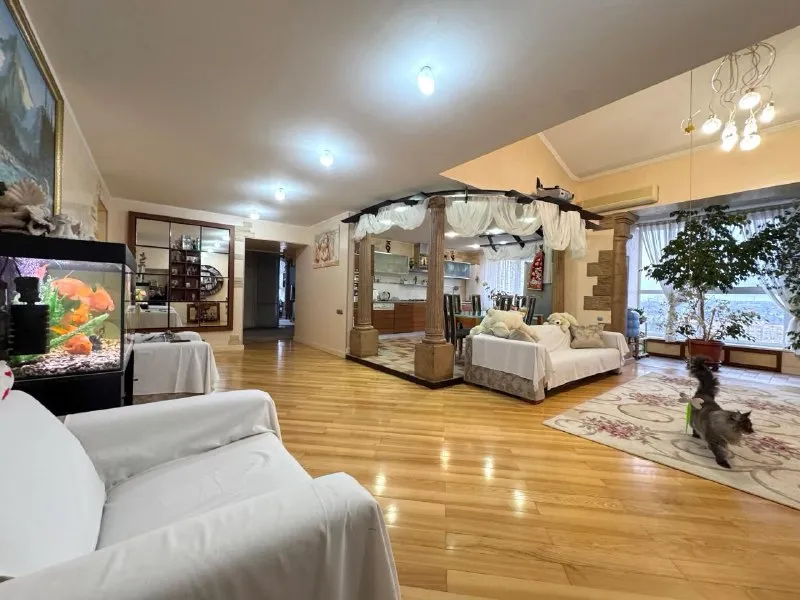 продажа видового пентхауса 203 м2 в самом центре донецка 🌇у вас есть возможность стать владельцем видовой квартиры напротив облгосадминистрации через дорогу парковая зона - бульвар пушкина 📍 ✅дом кирпичный, собственная котельная и насос ✅консьерж, видеонаблюдение, сигнализация ✅квартира 2х уровневая ✅высота потолков 5 метров, панорамные окна, вид на бизнес центр пушкинский и центральную часть ворошиловского района💸 торг с реальным покупателем 📑документы готовы к сделке собственник в городе! 📲 ☎️ +79495131300 вас может заинтересовать: >>> дом 600м2, ул. марии ульяновой <<< >>> действующий ресторан в центре макееевки <<< подписаться | дать объявление - фотография - 4