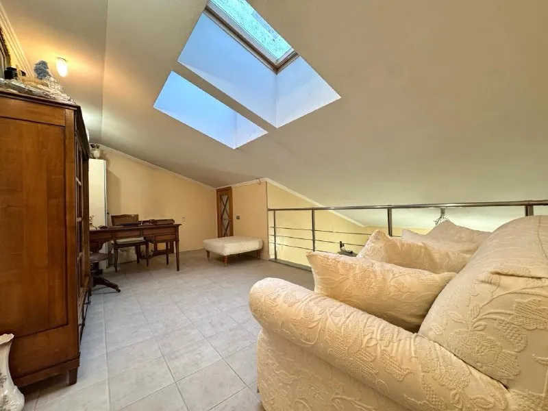 продажа видового пентхауса 203 м2 в самом центре донецка 🌇у вас есть возможность стать владельцем видовой квартиры напротив облгосадминистрации через дорогу парковая зона - бульвар пушкина 📍 ✅дом кирпичный, собственная котельная и насос ✅консьерж, видеонаблюдение, сигнализация ✅квартира 2х уровневая ✅высота потолков 5 метров, панорамные окна, вид на бизнес центр пушкинский и центральную часть ворошиловского района💸 торг с реальным покупателем 📑документы готовы к сделке собственник в городе! 📲 ☎️ +79495131300 вас может заинтересовать: >>> дом 600м2, ул. марии ульяновой <<< >>> действующий ресторан в центре макееевки <<< подписаться | дать объявление - фотография - 7