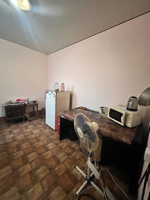 ‼️аренда комнат‼️ 🏡аренда комнат в доме гостевого типа г. донецк днр 🗺ориентир: ленинский «ровд» ✅сдам 6 отдельных комнат, каждая с ключами, 2 санузла, общая кухня, веранда, двор, парковочные места, гараж. интернет. ✅срок от 1 месяца. вода ежедневно. больше фото по запросу. 💴цена: 10.000₽/койко-место + свет, газ, вода, интернет. ☎️+79494194208 📨подписаться - фотография - 2