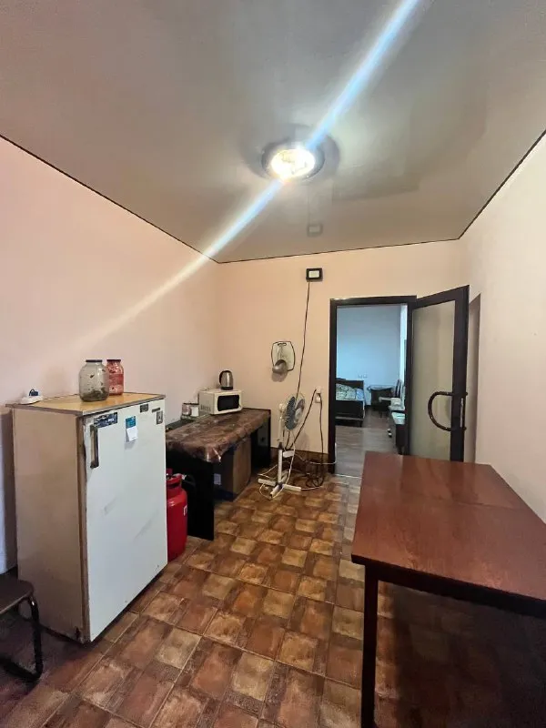 ‼️аренда комнат‼️ 🏡аренда комнат в доме гостевого типа г. донецк днр 🗺ориентир: ленинский «ровд» ✅сдам 6 отдельных комнат, каждая с ключами, 2 санузла, общая кухня, веранда, двор, парковочные места, гараж. интернет. ✅срок от 1 месяца. вода ежедневно. больше фото по запросу. 💴цена: 10.000₽/койко-место + свет, газ, вода, интернет. ☎️+79494194208 📨подписаться - фотография - 3