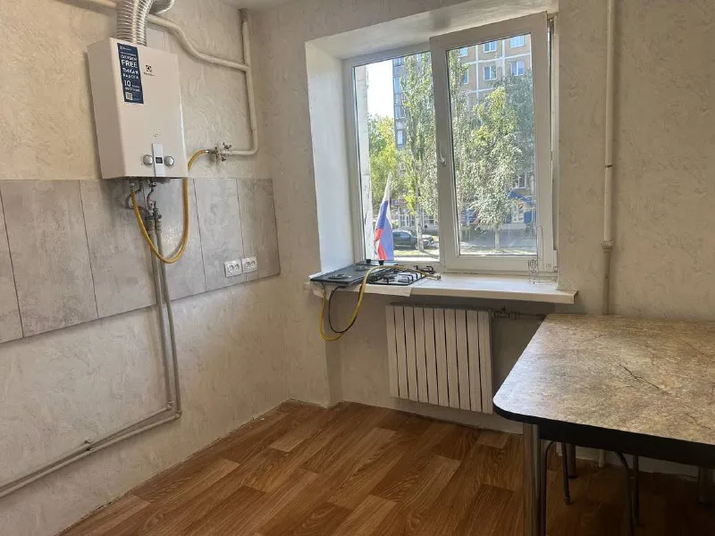 продам однокомнатную квартиру возможно использование материнского капила❗️ 🌇донецк, буденновский район ( октября 20 а)📍 ✅квартира после капитального ремонта. ✅этажность 3/5 ✅окна пластик, трубы и проводка поменяны. ✅новые радиаторы. 👍отличное месторасположение, во дворе школа. прям в доме продуктовые магазины, аптека. через дорогу зона отдыха, остановки, поликлиника. 📑документы готовы, прописанных нет. собственник в городе 💰цена 2 800 000 ₽ 📲☎+79493410484 ан новый донбасс подписаться | дать объявление - фотография - 5