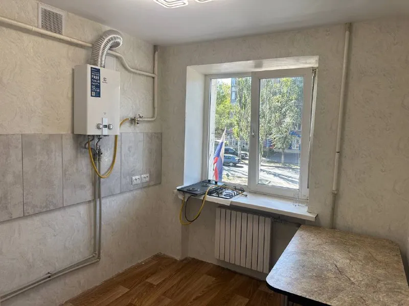 продам однокомнатную квартиру возможно использование материнского капила❗️ 🌇донецк, буденновский район ( октября 20 а)📍 ✅квартира после капитального ремонта. ✅этажность 3/5 ✅окна пластик, трубы и проводка поменяны. ✅новые радиаторы. 👍отличное месторасположение, во дворе школа. прям в доме продуктовые магазины, аптека. через дорогу зона отдыха, остановки, поликлиника. 📑документы готовы, прописанных нет. собственник в городе 💰цена 2 800 000 ₽ 📲☎+79493410484 ан новый донбасс подписаться | дать объявление - фотография - 6