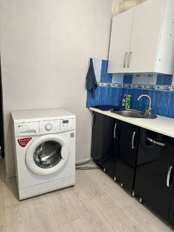 посуточно от собственника❗️ однокомнатная квартира 🌇донецк, кировский район, по ул бирюзова. 📍 💦вода 24/7! укомплектована всем необходимым: накопительная система водоснабжения с насосом, wi-fi, кондиционер, стиральная машинка, микроволновка. постельное белье и полотенца, тапочки, гигиенические принадлежности. ✅кухня оборудована, имеется посуда для приготовления и принятия пищи, чай/кофе для наших гостей ❤️ ✅будем рады видеть одного - двух гостей, не против детей. воспитанные животные обсуждаются! 💰цена 6000 ₽ сутки, 5000 ₽ возвратный залог 📲☎️+7 (949) 852-33-69 подписаться | дать объявление - фотография - 7