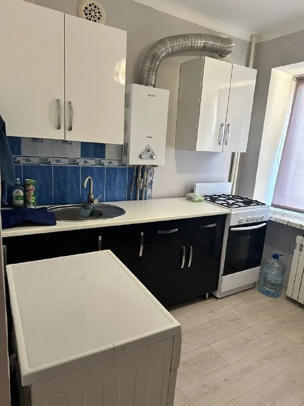 посуточно от собственника❗️ однокомнатная квартира 🌇донецк, кировский район, по ул бирюзова. 📍 💦вода 24/7! укомплектована всем необходимым: накопительная система водоснабжения с насосом, wi-fi, кондиционер, стиральная машинка, микроволновка. постельное белье и полотенца, тапочки, гигиенические принадлежности. ✅кухня оборудована, имеется посуда для приготовления и принятия пищи, чай/кофе для наших гостей ❤️ ✅будем рады видеть одного - двух гостей, не против детей. воспитанные животные обсуждаются! 💰цена 6000 ₽ сутки, 5000 ₽ возвратный залог 📲☎️+7 (949) 852-33-69 подписаться | дать объявление - фотография - 8