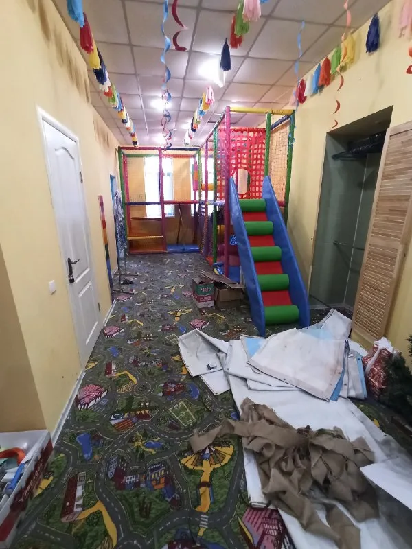 долгосрочная аренда помещения! город макеевка, центрально-городской р-н, 22 линия, ул. орджоникидзе ориентир: пожарка, детская больница особенности объекта: - площадь 90 кв. м. ; -2 комнаты; - окна металлопластиковые с роллетами; - металлические двери; - места для парковки авто. стоимость: 40 000 р. в месяц + услуги агентства 40 000 р. единоразово. просмотр в любое удобное время валентин +7949 554 15 98 telegram ▪️ недвижимость большого харцызска 👈 подписаться ▪️ разместить объявление ▪️ обсудить - фотография - 6