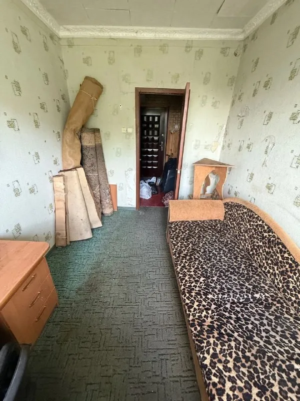 ‼️продажа квартиры‼️ 🏡продам 2-двухкомнатную квартиру г. макеевка днр улица генерала данилова 🗺остановка «гараж» ✅общая площадь–41.8 м2 ✅этажность–3/3 жилого дома ✅продаётся с частичной мебелью квартира под ремонт, не угловая ✅в квартире остается частично мебель, стиральная машина, кондиционер, окна - пластик, поменяны радиоторы ✅отличное расположение: рядом школа, больница, рынок, почта, магазины, остановка 🔥собственник 💴цена: 2🍋500.000 рублей разумный торг‼️ 📞номер телефона для связи: ☎️+7(905) 679-22-04 teлеграм; вацап недвижимость днр - фотография - 2