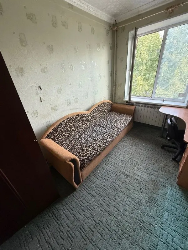 ‼️продажа квартиры‼️ 🏡продам 2-двухкомнатную квартиру г. макеевка днр улица генерала данилова 🗺остановка «гараж» ✅общая площадь–41.8 м2 ✅этажность–3/3 жилого дома ✅продаётся с частичной мебелью квартира под ремонт, не угловая ✅в квартире остается частично мебель, стиральная машина, кондиционер, окна - пластик, поменяны радиоторы ✅отличное расположение: рядом школа, больница, рынок, почта, магазины, остановка 🔥собственник 💴цена: 2🍋500.000 рублей разумный торг‼️ 📞номер телефона для связи: ☎️+7(905) 679-22-04 teлеграм; вацап недвижимость днр - фотография - 3