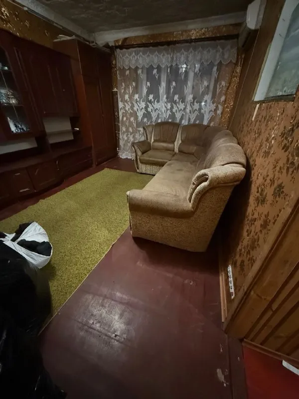 ‼️продажа квартиры‼️ 🏡продам 2-двухкомнатную квартиру г. макеевка днр улица генерала данилова 🗺остановка «гараж» ✅общая площадь–41.8 м2 ✅этажность–3/3 жилого дома ✅продаётся с частичной мебелью квартира под ремонт, не угловая ✅в квартире остается частично мебель, стиральная машина, кондиционер, окна - пластик, поменяны радиоторы ✅отличное расположение: рядом школа, больница, рынок, почта, магазины, остановка 🔥собственник 💴цена: 2🍋500.000 рублей разумный торг‼️ 📞номер телефона для связи: ☎️+7(905) 679-22-04 teлеграм; вацап недвижимость днр - фотография - 4