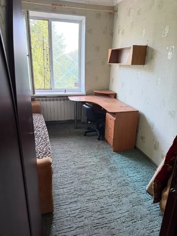 ‼️продажа квартиры‼️ 🏡продам 2-двухкомнатную квартиру г. макеевка днр улица генерала данилова 🗺остановка «гараж» ✅общая площадь–41.8 м2 ✅этажность–3/3 жилого дома ✅продаётся с частичной мебелью квартира под ремонт, не угловая ✅в квартире остается частично мебель, стиральная машина, кондиционер, окна - пластик, поменяны радиоторы ✅отличное расположение: рядом школа, больница, рынок, почта, магазины, остановка 🔥собственник 💴цена: 2🍋500.000 рублей разумный торг‼️ 📞номер телефона для связи: ☎️+7(905) 679-22-04 teлеграм; вацап недвижимость днр - фотография - 5