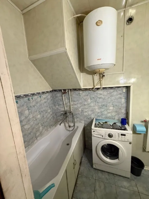 ‼️продажа квартиры‼️ 🏡продам 2-двухкомнатную квартиру г. макеевка днр улица генерала данилова 🗺остановка «гараж» ✅общая площадь–41.8 м2 ✅этажность–3/3 жилого дома ✅продаётся с частичной мебелью квартира под ремонт, не угловая ✅в квартире остается частично мебель, стиральная машина, кондиционер, окна - пластик, поменяны радиоторы ✅отличное расположение: рядом школа, больница, рынок, почта, магазины, остановка 🔥собственник 💴цена: 2🍋500.000 рублей разумный торг‼️ 📞номер телефона для связи: ☎️+7(905) 679-22-04 teлеграм; вацап недвижимость днр - фотография - 8