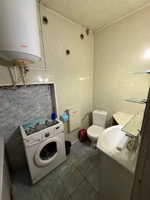 ‼️продажа квартиры‼️ 🏡продам 2-двухкомнатную квартиру г. макеевка днр улица генерала данилова 🗺остановка «гараж» ✅общая площадь–41.8 м2 ✅этажность–3/3 жилого дома ✅продаётся с частичной мебелью квартира под ремонт, не угловая ✅в квартире остается частично мебель, стиральная машина, кондиционер, окна - пластик, поменяны радиоторы ✅отличное расположение: рядом школа, больница, рынок, почта, магазины, остановка 🔥собственник 💴цена: 2🍋500.000 рублей разумный торг‼️ 📞номер телефона для связи: ☎️+7(905) 679-22-04 teлеграм; вацап недвижимость днр - фотография - 9