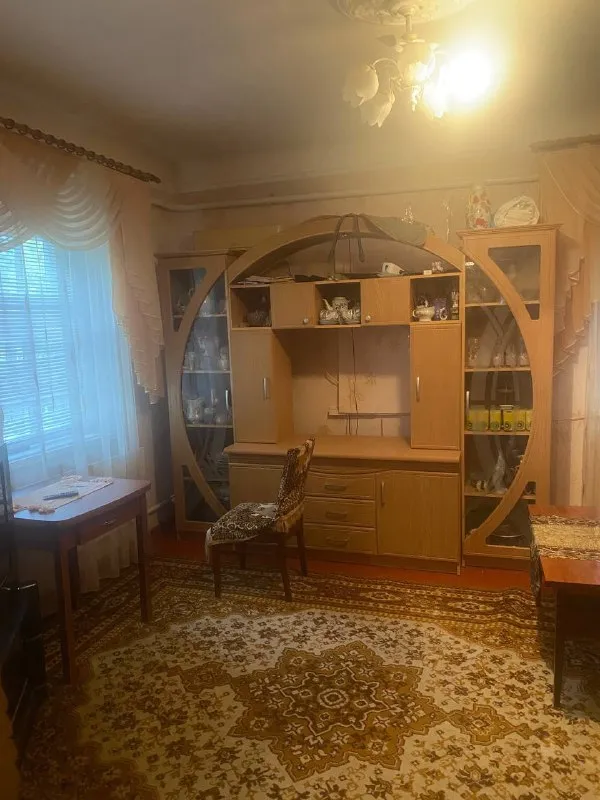 сдам дом на долгосрочную аренду (от 6 месяцев). донецк, киевский район, ветка. отдельно стоящий дом в жилом состоянии, 4 комнаты, свой двор, навес для авто, газовое отопление, вода по графику, стиральная машина, кондиционер, холодильник, телевизор, ванна и туалет в доме. 30000 р + коммунальные. оплата при заселении первый месяц + залог, без комиссии. номер: +79383152549 связь в телеграмм @@vlad1sloove - фотография - 2