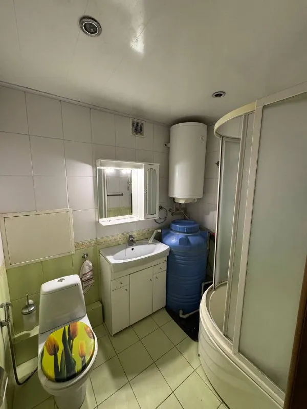 продам 3-х комнатную квартиру 🌇город макеевка, центр, 6 микрорайон. 📍 💦вода круглосуточно! ✅общая площадь 65кв. м, 3 этаж 9 этажного дома, не угловая. ✅окна пластиковые, нагревательный и накопительный баки, кондиционер, большой квадратный балкон. ✅встроенная кухня,   вместительный шкаф-купе в коридоре. межкомнатные двери - натуральный шпон дуба. ✅шикарное месторасположение: детский сад, гимназии, школа, автовокзалы, рынок, магазины, аптека. 📑документы готовы, прописанных нет. 💰цена 6 500 000 ₽ 📲☎️+79493418412 лилия подписаться | дать объявление - фотография - 10